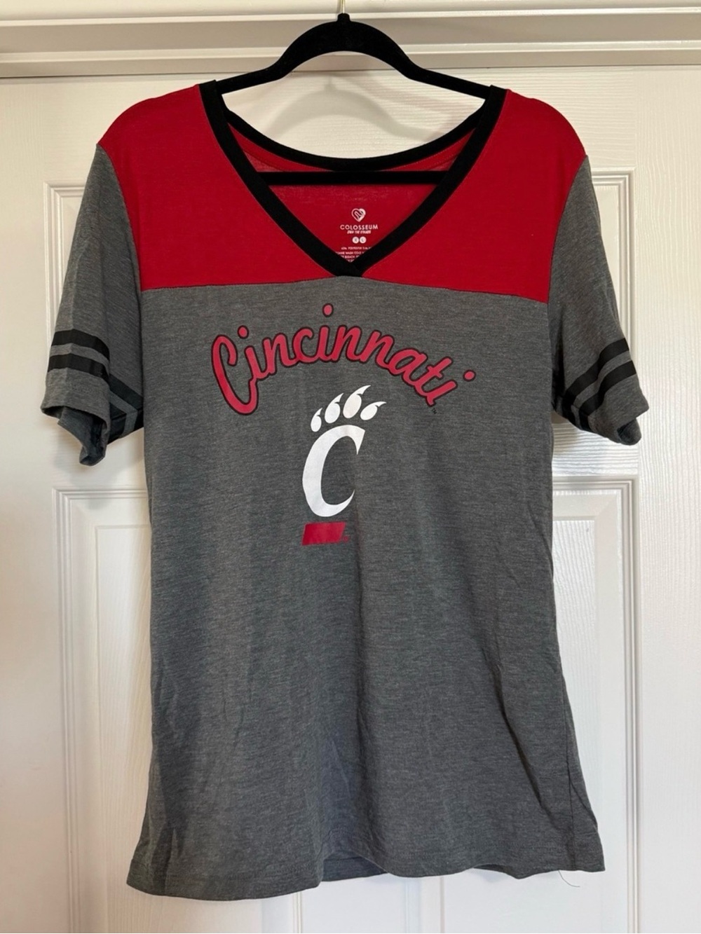Cincinnati Bearcats Women’s XL V Neck Shirt NCAA College Game Day Tee